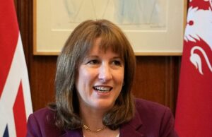 Rachel Reeves é avisada que a operação fiscal sobre combustíveis levará milhares de empresas “ao limite”, aumentará os custos dos alimentos para as famílias e alimentará a inflação A chanceler Rachel Reeves (foto) se recusa a abandonar seu aumento no imposto sobre combustível, apesar da pressão dos chefes de transporte