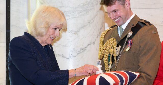 A Rainha Camilla presenteia a Biblioteca Pública de Nova York com uma réplica especialmente feita de Roo, produzida pela Merrythought, o mesmo fabricante que produziu os bonecos originais de Christopher Robin na década de 1920.