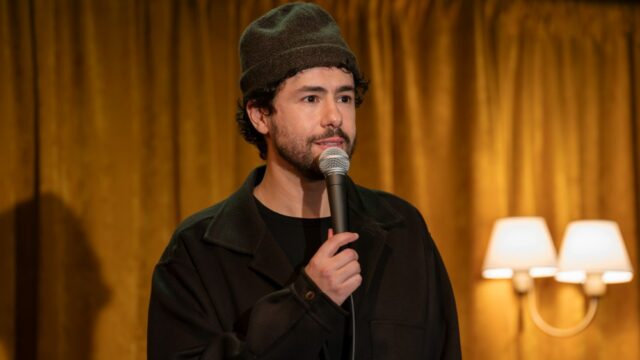 Ramy Youssef apresenta especial de comédia da HBO 'In Love', brincando sobre o Festival de Comédia de Riyadh na Arábia Saudita, IA e muito mais
