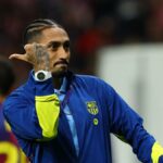Raphinha irrita-se com a arbitragem após a eliminação do Barcelona na Liga dos Campeões