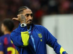 Raphinha irrita-se com a arbitragem após a eliminação do Barcelona na Liga dos Campeões Raphinha irrita-se com a arbitragem após a eliminação do Barcelona na Liga dos Campeões