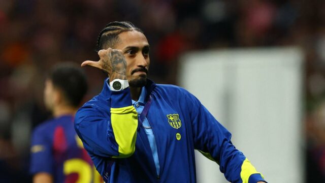 Raphinha irrita-se com a arbitragem após a eliminação do Barcelona na Liga dos Campeões
