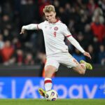 Rasmus Hojlund afirma que jogou 'uma de suas melhores' partidas na Dinamarca, mas o emprestado do Man Utd errou terrivelmente