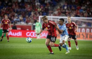 Red Bulls e NYCFC se preparam para um grande confronto na US Open Cup O meio-campista do NYCFC Maxi Moralez agarra o meio-campista do RBNY Emil Forsberg durante uma partida de futebol.