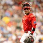 Carlos Narváez # 75 do Boston Red Sox observa durante o jogo entre o Boston Red Sox e o Cincinnati Reds no Great American Ball Park na quinta-feira, 26 de março de 2026 em Cincinnati, Ohio.