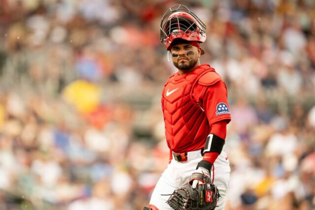 Carlos Narváez # 75 do Boston Red Sox observa durante o jogo entre o Boston Red Sox e o Cincinnati Reds no Great American Ball Park na quinta-feira, 26 de março de 2026 em Cincinnati, Ohio.