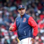 O técnico do Boston Red Sox, Alex Cora, volta ao banco de reservas após uma visita ao monte durante um jogo de beisebol contra o Detroit Tigers, segunda-feira, 20 de abril de 2026, em Boston.