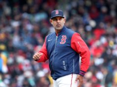Red Sox demite Alex Cora, quatro membros da equipe técnica em um grande banho de sangue no início da temporada O técnico do Boston Red Sox, Alex Cora, volta ao banco de reservas após uma visita ao monte durante um jogo de beisebol contra o Detroit Tigers, segunda-feira, 20 de abril de 2026, em Boston.