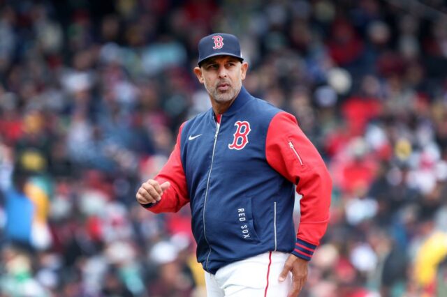 O técnico do Boston Red Sox, Alex Cora, volta ao banco de reservas após uma visita ao monte durante um jogo de beisebol contra o Detroit Tigers, segunda-feira, 20 de abril de 2026, em Boston. 
