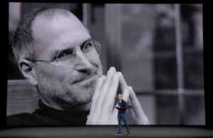 Refletindo sobre quando Steve Jobs passou a tocha do CEO da Apple para Tim Cook Refletindo sobre quando Steve Jobs passou a tocha do CEO da Apple para Tim Cook