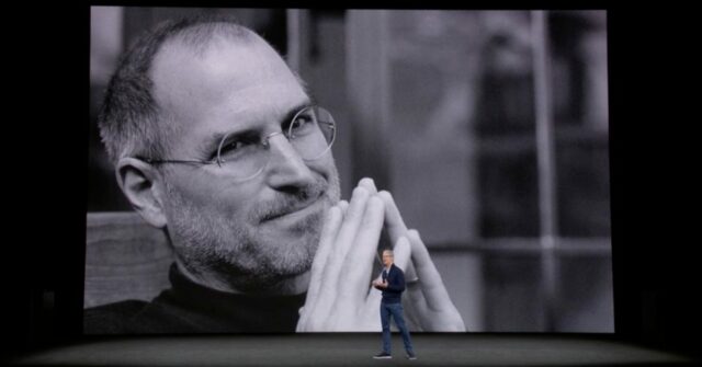 Refletindo sobre quando Steve Jobs passou a tocha do CEO da Apple para Tim Cook
