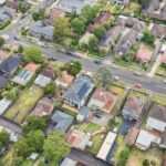 Subúrbios residenciais de West Ryde, nas ruas locais da cidade de Ryde e vilas comerciais em vista aérea de cima para baixo, sem vista para o céu.