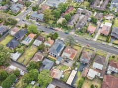 Reforma tributária voltada para investidores imobiliários aumentará os aluguéis, afirmam corretores Subúrbios residenciais de West Ryde, nas ruas locais da cidade de Ryde e vilas comerciais em vista aérea de cima para baixo, sem vista para o céu.