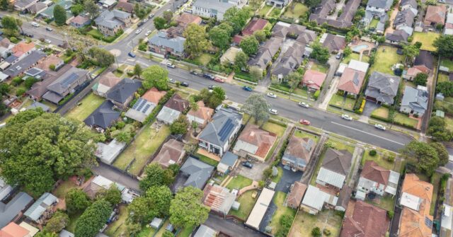 Subúrbios residenciais de West Ryde, nas ruas locais da cidade de Ryde e vilas comerciais em vista aérea de cima para baixo, sem vista para o céu.