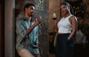 Regé-Jean Page e Halle Bailey no filme de romance ‘You, Me & Tuscany’ Os dois interpretam interesses amorosos proibidos na nova comédia romântica.
