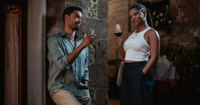 Regé-Jean Page e Halle Bailey no filme de romance 'You, Os dois interpretam interesses amorosos proibidos na nova comédia romântica.