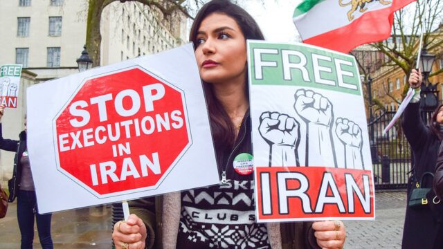 Regime iraniano usa guerra para mascarar onda de execuções “brutais” contra oponentes políticos
