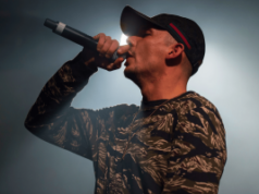 Regulador alemão visa Capital Bra por suposto caso de promoção ilegal de jogos de azar Capital Bra se apresentando ao vivo no palco com microfone durante show em meio à polêmica sobre multa do regulador de jogos de azar da Alemanha. Regulador alemão visa Capital Bra por suposto caso de promoção ilegal de jogos de azar