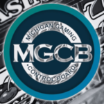 Os reguladores de Michigan intensificam a repressão a dezenas de sites ilegais de jogos de azar offshore. Michigan ordena que 19 sites de jogos ilegais cessem as operações por violações de licenciamento. Logotipo do Michigan Gaming Control Board sobreposto em um fundo desfocado de caça-níqueis com cerejas e setes visíveis. Homem de Michigan condenado por casa de jogo ilegal