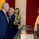O Rei Charles e a Rainha Camilla participam de uma exposição de moda em homenagem à Rainha Elizabeth II no Palácio de Buckingham
