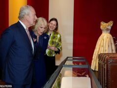 Rei Charles e Rainha Camilla chegam para exposição de moda em homenagem ao 100º aniversário de Elizabeth II O Rei Charles e a Rainha Camilla participam de uma exposição de moda em homenagem à Rainha Elizabeth II no Palácio de Buckingham