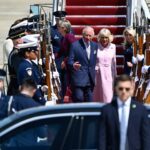 O rei Carlos III e a rainha Camilla recebem buquês de filhos de famílias de militares britânicos baseados nos Estados Unidos, na Base Conjunta de Andrews, Maryland, segunda-feira, 27 de abril de 2026. Eles estão nos EUA para uma visita de estado de quatro dias com o objetivo de comemorar o 250º aniversário dos Estados Unidos, incluindo um jantar de Estado na Casa Branca e um discurso no Congresso. (Foto AP/Rod Lamkey, Jr.)