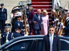 Rei Charles e Rainha Camilla chegam para visita de Estado de alto nível aos EUA O rei Carlos III e a rainha Camilla recebem buquês de filhos de famílias de militares britânicos baseados nos Estados Unidos, na Base Conjunta de Andrews, Maryland, segunda-feira, 27 de abril de 2026. Eles estão nos EUA para uma visita de estado de quatro dias com o objetivo de comemorar o 250º aniversário dos Estados Unidos, incluindo um jantar de Estado na Casa Branca e um discurso no Congresso. (Foto AP/Rod Lamkey, Jr.)