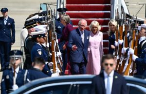Rei Charles e Rainha Camilla chegam para visita de Estado de alto nível aos EUA O rei Carlos III e a rainha Camilla recebem buquês de filhos de famílias de militares britânicos baseados nos Estados Unidos, na Base Conjunta de Andrews, Maryland, segunda-feira, 27 de abril de 2026. Eles estão nos EUA para uma visita de estado de quatro dias com o objetivo de comemorar o 250º aniversário dos Estados Unidos, incluindo um jantar de Estado na Casa Branca e um discurso no Congresso. (Foto AP/Rod Lamkey, Jr.)