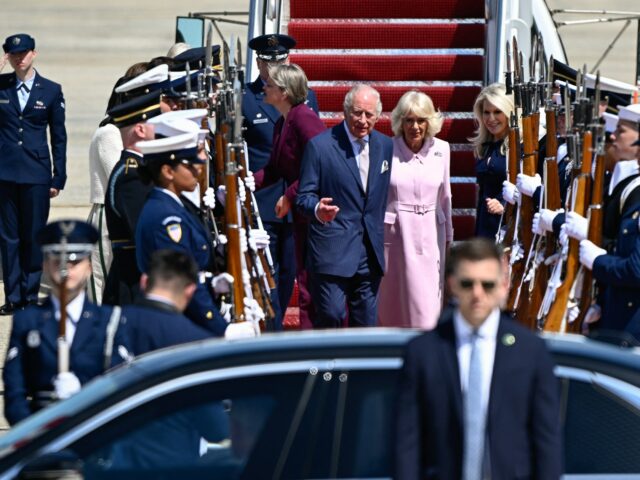 O rei Carlos III e a rainha Camilla recebem buquês de filhos de famílias de militares britânicos baseados nos Estados Unidos, na Base Conjunta de Andrews, Maryland, segunda-feira, 27 de abril de 2026. Eles estão nos EUA para uma visita de estado de quatro dias com o objetivo de comemorar o 250º aniversário dos Estados Unidos, incluindo um jantar de Estado na Casa Branca e um discurso no Congresso. (Foto AP/Rod Lamkey, Jr.)