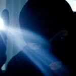 Relatório: Ladrões atacam herdeira idosa de aluguel de carro durante roubo de sua mansão em Hollywood Hills