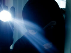 Relatório: Ladrões atacam herdeira idosa de aluguel de carro durante roubo de sua mansão em Hollywood Hills Relatório: Ladrões atacam herdeira idosa de aluguel de carro durante roubo de sua mansão em Hollywood Hills