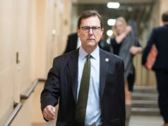 Republicano da Câmara que esteve ausente do Congresso planeja retornar ‘muito em breve’ Bill Clark / CQ-Roll Call, Inc via Getty Images - FOTO: Rep. Thomas Kean Jr., chega para a reunião da Conferência Republicana da Câmara no Capitólio dos EUA, 4 de março de 2026.