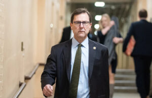 Republicano da Câmara que esteve ausente do Congresso planeja retornar ‘muito em breve’ Bill Clark / CQ-Roll Call, Inc via Getty Images - FOTO: Rep. Thomas Kean Jr., chega para a reunião da Conferência Republicana da Câmara no Capitólio dos EUA, 4 de março de 2026.