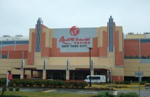 Resorts World NYC abre primeiro cassino completo na cidade de Nova York com jogos de mesa ao vivo no Queens O exterior do Resorts World New York City, em 2015.