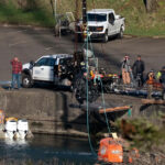 Gabinete do Xerife do Condado de Hood River e uma equipe de mergulhadores recuperando um veículo no Rio Columbia, 7 de março de 2025, em Cascade Locks, Oregon. / Crédito: Beth Nakamura/The Oregonian via AP, Arquivo