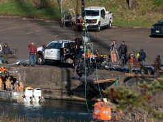 Restos mortais encontrados em carro identificado como família que desapareceu misteriosamente em 1958 Gabinete do Xerife do Condado de Hood River e uma equipe de mergulhadores recuperando um veículo no Rio Columbia, 7 de março de 2025, em Cascade Locks, Oregon. / Crédito: Beth Nakamura/The Oregonian via AP, Arquivo
