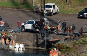 Restos mortais encontrados em carro identificado como família que desapareceu misteriosamente em 1958 Gabinete do Xerife do Condado de Hood River e uma equipe de mergulhadores recuperando um veículo no Rio Columbia, 7 de março de 2025, em Cascade Locks, Oregon. / Crédito: Beth Nakamura/The Oregonian via AP, Arquivo