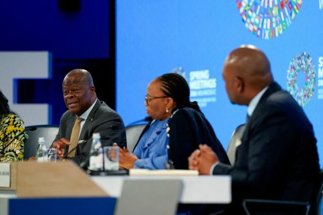 Reuniões do FMI e do Banco Mundial mostram limites na mitigação de choques e dependência dos EUA para soluções
