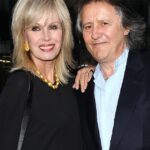 Joanna Lumley confrontou a gangue em seu roupão, enquanto seu marido, Stephen Barlow, foi ameaçado com uma barra de ferro