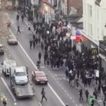 Mais de 300 adolescentes invadiram as quadras de basquete de Clapham Common na terça-feira antes de invadirem a rua principal, onde saquearam lojas e atacaram a polícia.