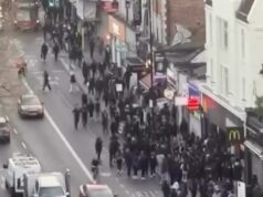 Revelado: O grupo de adolescentes de Clapham conversa convidando ao caos da multidão – com mais desordem planejada para este fim de semana Mais de 300 adolescentes invadiram as quadras de basquete de Clapham Common na terça-feira antes de invadirem a rua principal, onde saquearam lojas e atacaram a polícia.