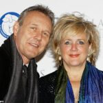 Sarah Fisher, 61, era casada com Anthony Head, 71, há 37 anos. Ela morreu de câncer anaplásico de tireoide – uma forma extremamente rara e agressiva da doença, ouviu um inquérito