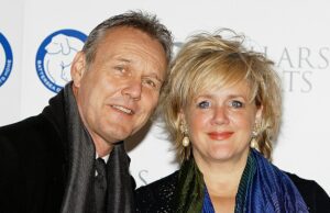 Revelado: a causa da morte do parceiro de longa data da estrela de Ted Lasso, Antony Head, depois que ela faleceu ‘com muito pouco aviso’ – 37 anos de relacionamento Sarah Fisher, 61, era casada com Anthony Head, 71, há 37 anos. Ela morreu de câncer anaplásico de tireoide – uma forma extremamente rara e agressiva da doença, ouviu um inquérito