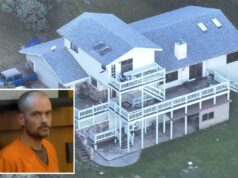 Reviravolta perturbadora depois que o doente supostamente gravou famílias com câmeras espiãs em uma mansão alugada Christian Parmalee Edwards em um macacão laranja, com as mãos algemadas na frente, parado no que parece ser um tribunal.