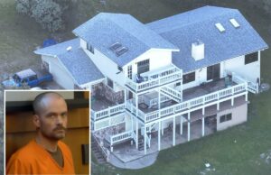 Reviravolta perturbadora depois que o doente supostamente gravou famílias com câmeras espiãs em uma mansão alugada Christian Parmalee Edwards em um macacão laranja, com as mãos algemadas na frente, parado no que parece ser um tribunal.