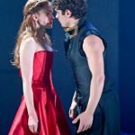 Revisão do West End de 'Romeu e Julieta': Sadie Sink e Noah Jupe lideram uma adaptação angustiante e que altera o tempo que se transforma em um verdadeiro soco no estômago