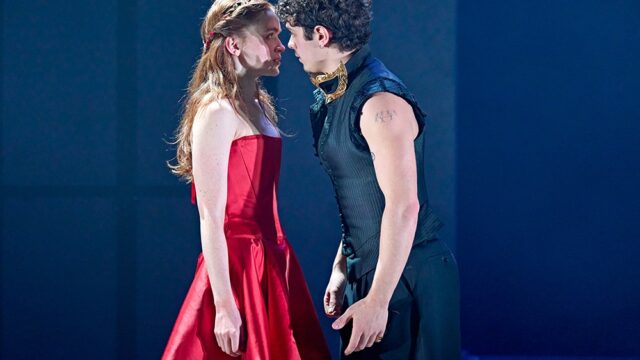 Revisão do West End de 'Romeu e Julieta': Sadie Sink e Noah Jupe lideram uma adaptação angustiante e que altera o tempo que se transforma em um verdadeiro soco no estômago
