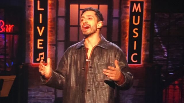 Riz Ahmed mira nos britânicos durante o monólogo de abertura do 'Saturday Night Live UK': 'Gostamos quando as coisas ficam um pouco ruins'
