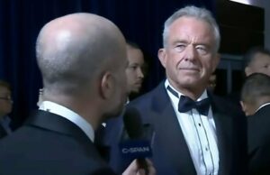 Robert F. Kennedy Jr. aplaude o humor de Trump, mas avisa que o presidente ‘provavelmente ofenderá algumas pessoas’ no WHCD | Vídeo Katie Couric e Jim Acosta