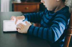 Roblox Minta Orang Tua Awasi Anak 24 Jam Saat Bermain Game, Keamanan Jadi Sorotan Serius Roblox Minta Orang Tua Awasi Anak 24 Jam Saat Bermain Game, Keamanan Jadi Sorotan Serius